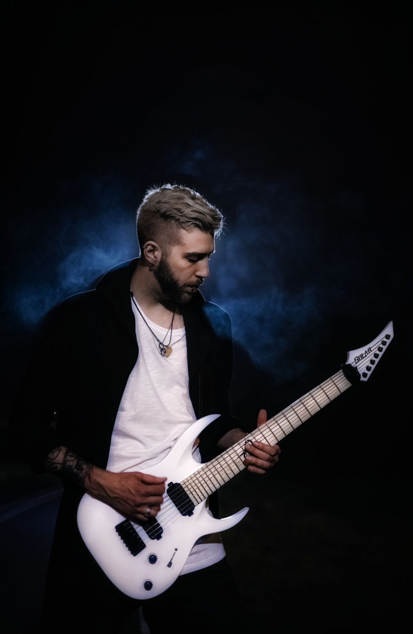 „Beacon In The Dark” – ALEX SHADES nawiązuje do klasycznego metalcore’u ...